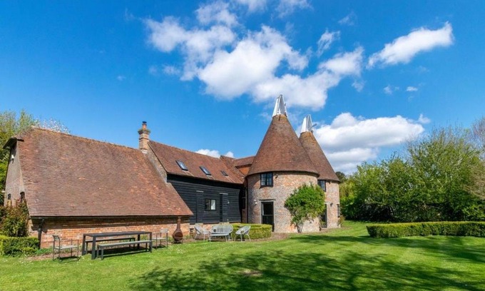 Warbleton House | Court Lodge Oast