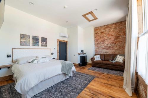 Versailles Hotel | Courthouse Suite - Room 1