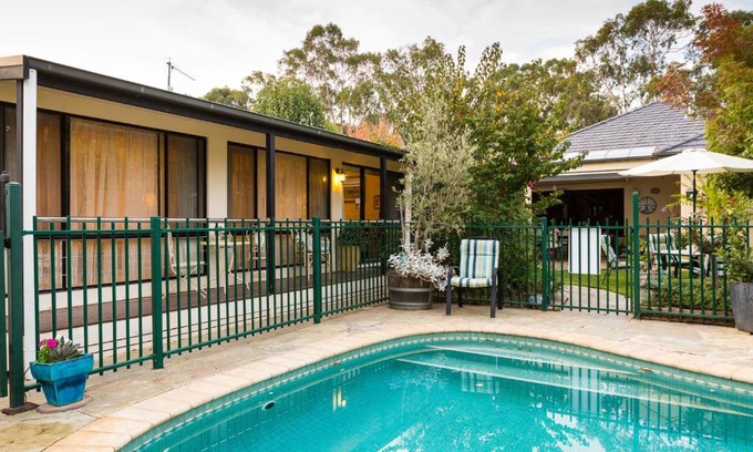 Euroa Bed & Breakfast | Courtsidecottage Bed and Breakfast