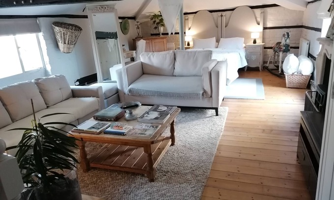 Old Windsor Cottage | Courtyard Apartment near Windsor, and the Great Park