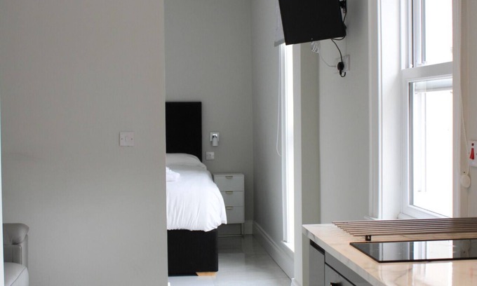 Belfast City Centre Apartment | Courtyard Apartment with private bathroom