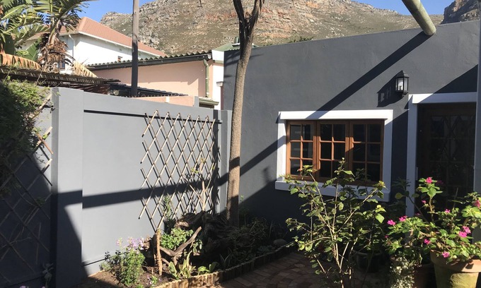 Muizenberg Cottage | Courtyard Cottage Muizenberg; Cosy Studio Apartment