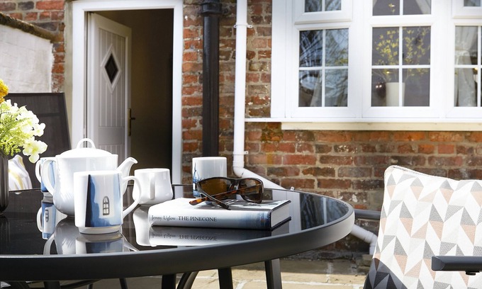Hunmanby House | COURTYARD COTTAGE, pet friendly, with open fire in Hunmanby