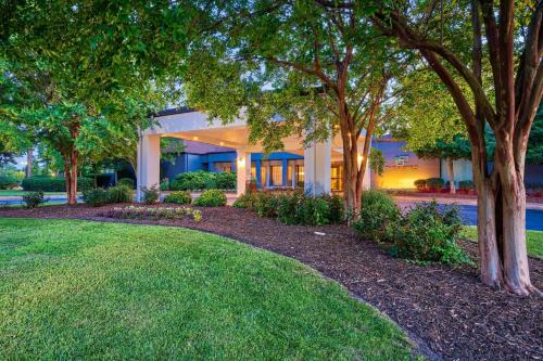 Coliseum Central Hotel | Courtyard Hampton