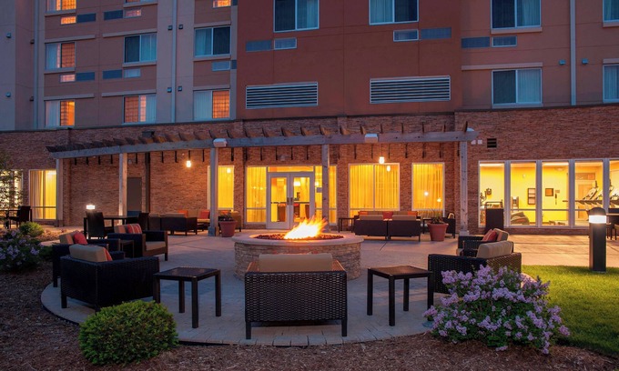 Milwaukee Hotel | Courtyard Milwaukee Airport