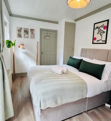 Hammersmith Apartment | Courtyard Oasis