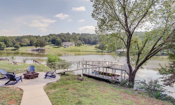 Vonore Apartment | Cove Life Cabin on the Lake!