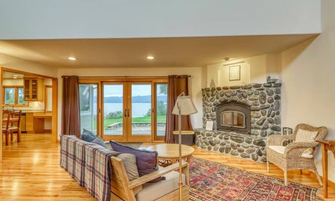 Eureka Apartment | Cove of the Majesty on Humboldt Bay