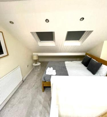 Coventry House | Coventry Large Sleeps 4 Person 4 Bedroom 4 Bath House Suitable for BHX NEC Solihull Rugby Warwick Contractors Ricoh Arena NHS Short & Long Business Stays Free Parking for 2 Vehicles, Close to City Centre High Speed Wifi