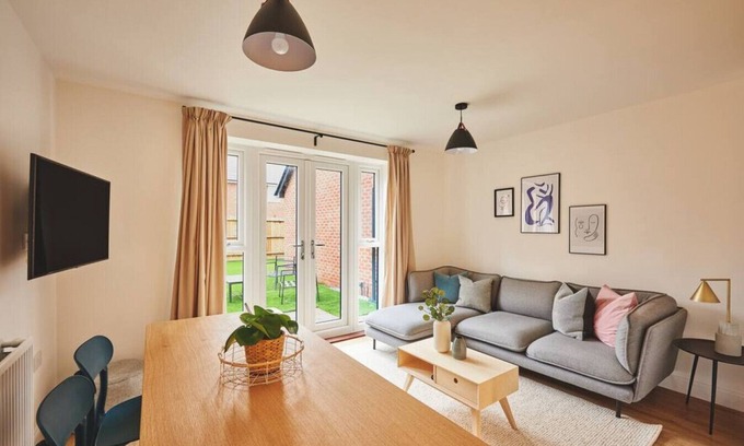 Tatenhill House | Coventry Serviced Home for 6 +2, 150Mbp Wi-Fi + Parking