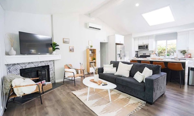 Clairemont Mesa House | Covered Backyard lounge w/Fire Pit|King Bed|BBQ