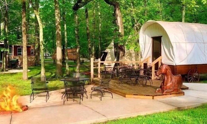 Manchester Cabin | Covered Wagon - Feel the thrill of Glamping at it's best!