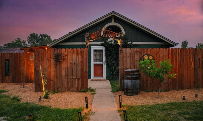 West Newton Cabin | Cowboy Bunkhouse hot tub/lake/farm/nature