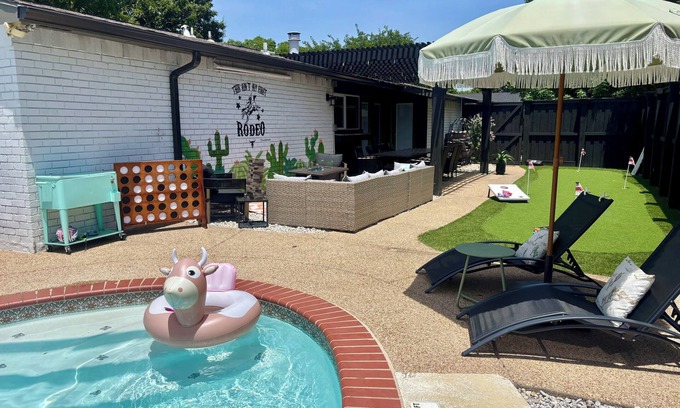 Grand Prairie House | Cowboy Cabana~pool~putting green~firepit~outdoor projector~games!