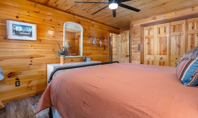 Saint Jo Cabin | Cowboy Cabin: The Bluffs at Saint Jo
