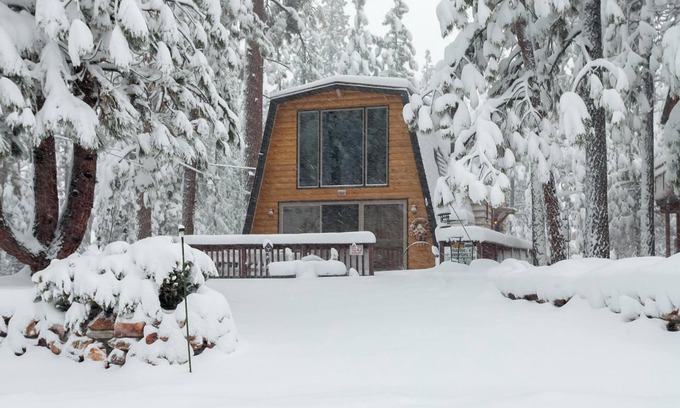 Fox Farm Cabin | Cowboy Chic by Destination Big Bear : Pool Table! Outdoor Hot Tub! Wood Burning Fireplace! WiFi! Cable! BBQ! Large Yard!