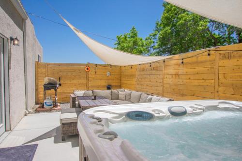 Westside House | Cowboy Den-Hot Tub-Game Room-Pet Friendly-No Pet Fees!