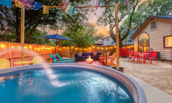 Great Northwest House | Cowboy Pool, Gorgeous Patio & Grill - By SeaWorld, Lackland & Six Flags