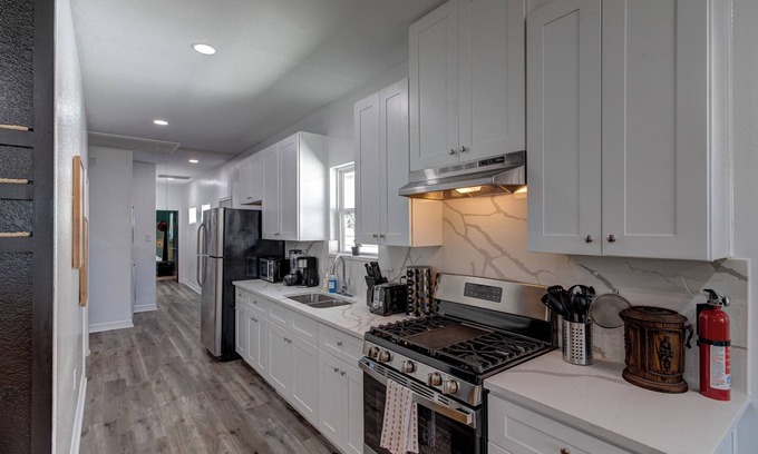 Northeast Houston House | Cowboy Ranch House – Stylish 3 BDR, Pet Friendly!