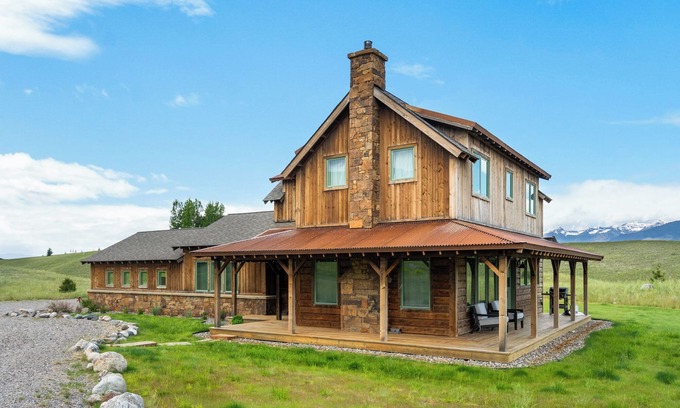 Pray House | Cowboy Retreat- A gorgeous 3 bedroom home near Chico Hot Springs with views!