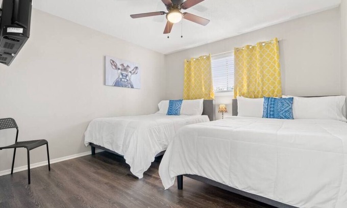 Central Arlington Apartment | Cowboys Getaway- WALK to AT&T stadium! PROF cleaned