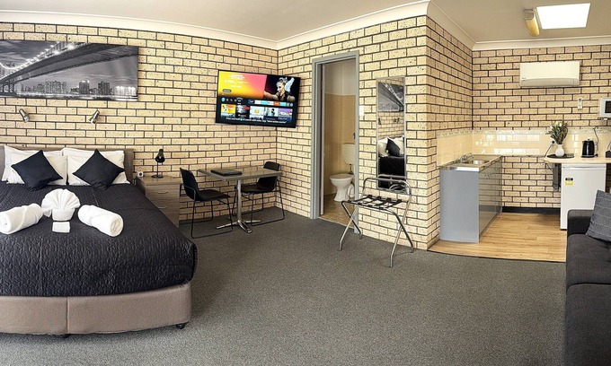 Cowra Hotel | Cowra Crest Motel