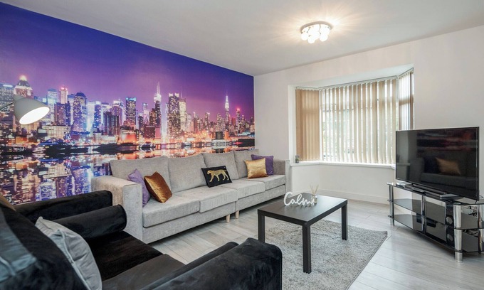Luton House | Cowridge Beautiful 6BR Home, Contractors, Groups, Parking