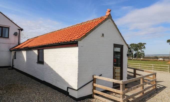 West Heslerton House | COWSHED COTTAGE, pet friendly, with pool in Rillington