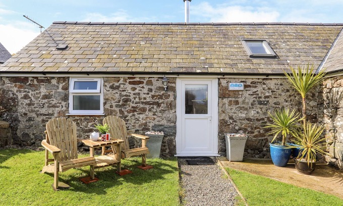 Mynytho House | COWSHED, pet friendly, country holiday cottage in Abersoch