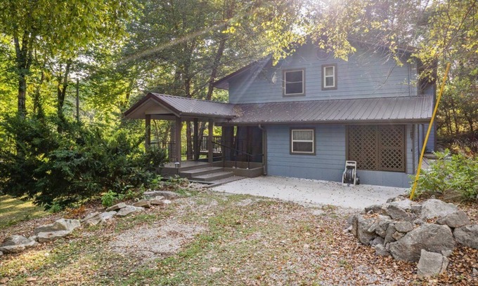 Buffalo Cabin | Cox Riverside Retreat - 32 miles to Springfield
