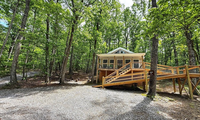 Fort Payne Cabin | Coyote Cabin on 92 acres beside DeSoto State Park | Fast Wi-Fi | Dog Friendly