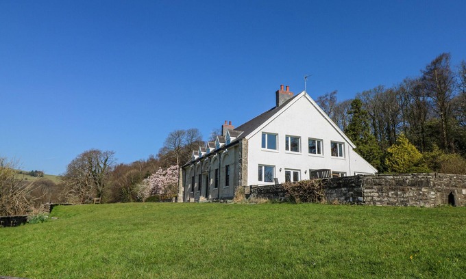 Bridgend Cottage | COYTRAHEN HOUSE, pet friendly, character holiday cottage in Bettws