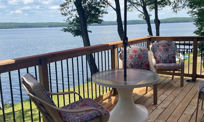 Algonquin Highlands Cottage | Cozy-Lovely cottage - steps to Halls Lake - newly renovated