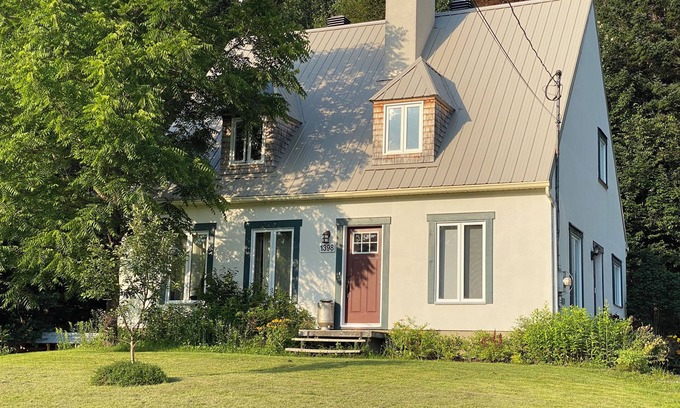 Saint-Gabriel-de-Valcartier House | Cozy house with spa 10 minutes from Village Vacances Valcartier.