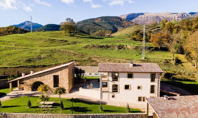 Sant Joan de Les Abadesses Ski Chalet | Cozy mountain house in the Pyrinees