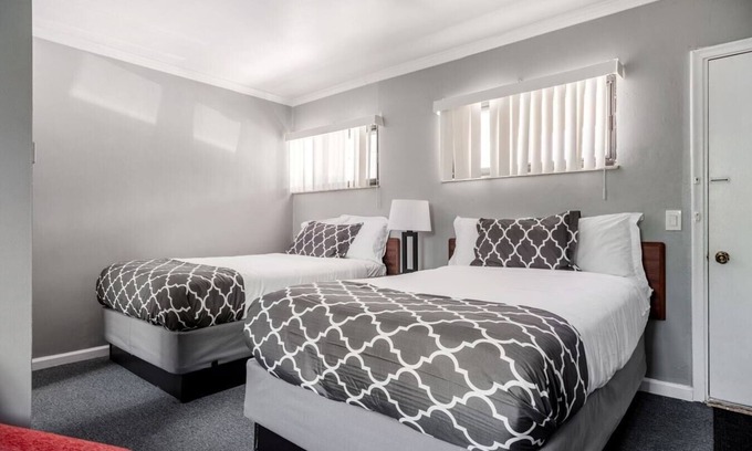 Riverview House | Cozy Private Room with Bath| Sleeps 4| Free parking