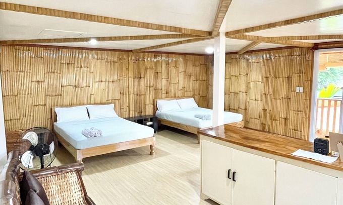 Catarman House | Cozy 1-Bamboo bedroom house with Starlink Wifi and AC