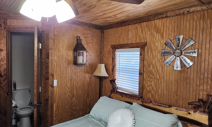 Show Low Cabin | Cozy 1 bd cabin with WIFI and AC in fantastic Show LownWinter Rate 85.00 nightly