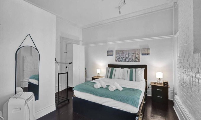 Cobourg Apartment | Cozy 1-Bed Apt | Mins to Downtown & Beach|Parking