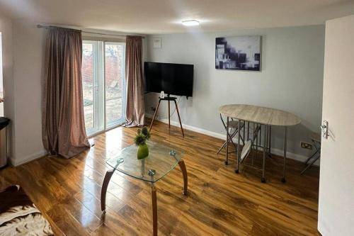 Cranford Apartment | Cozy 1 Bed Apt Sleeps 4 with Garden Views