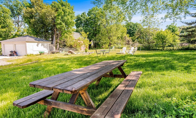 St. Albans Apartment | Cozy 1 Bedroom Apartment Close to Interstate and Many Outdoor Activities