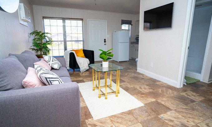 Irving House | Cozy 1 bedroom 1 bath, large backyard