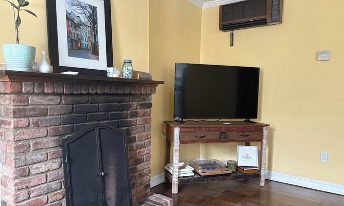 Downtown Jersey City Apartment | Cozy 1-bedroom apartment with WiFi, AC in welcoming Jersey City