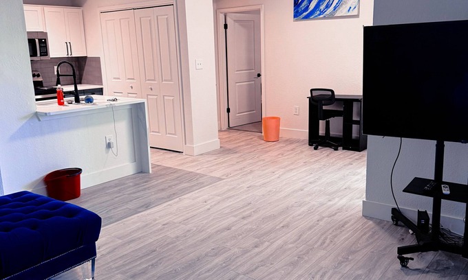 North Arlington Apartment | Cozy 1-bedroom apartment in Arlingtons Entertainment District