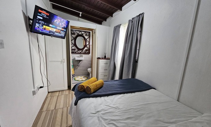 Villa Apartment | Cozy 1-bedroom apartment with WiFi, AC in awesome Villa/Glenn