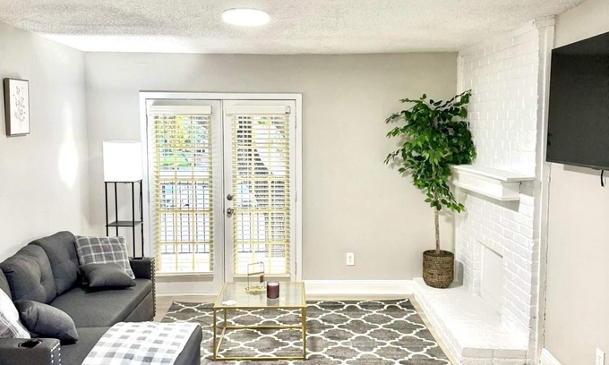 Addison Apartment | Cozy 1-bedroom apartment with WiFi, AC in vibrant Addison