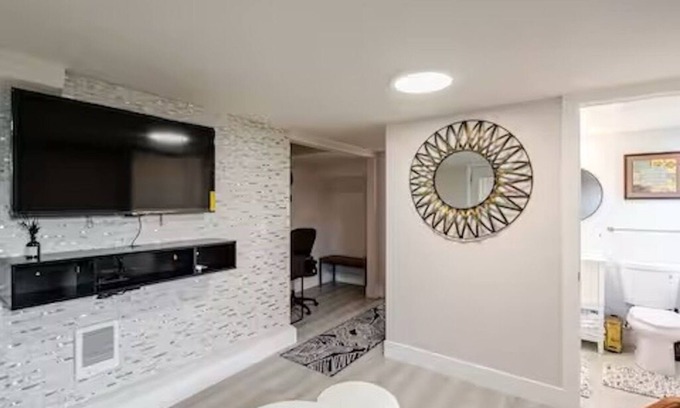 Oakland Apartment | Cozy 1-bedroom apartment in charming Oakland with WiFi