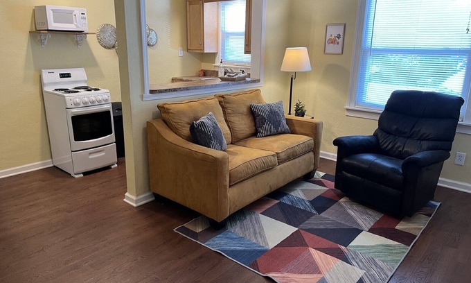 Seymour Apartment | Cozy 1-bedroom apartment in safe area near downtown Seymour with AC, WiFi
