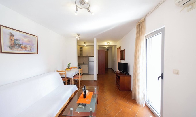 Centar Apartment | Cozy 1-Bedroom Apartment, Walking Distance to the Beach No. 5