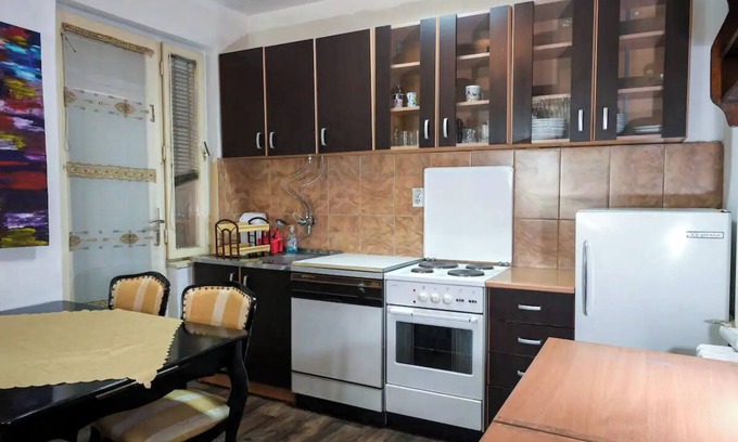 Centar Apartment | Cozy 1-bedroom apartment in superb Skopje with AC, WiFi